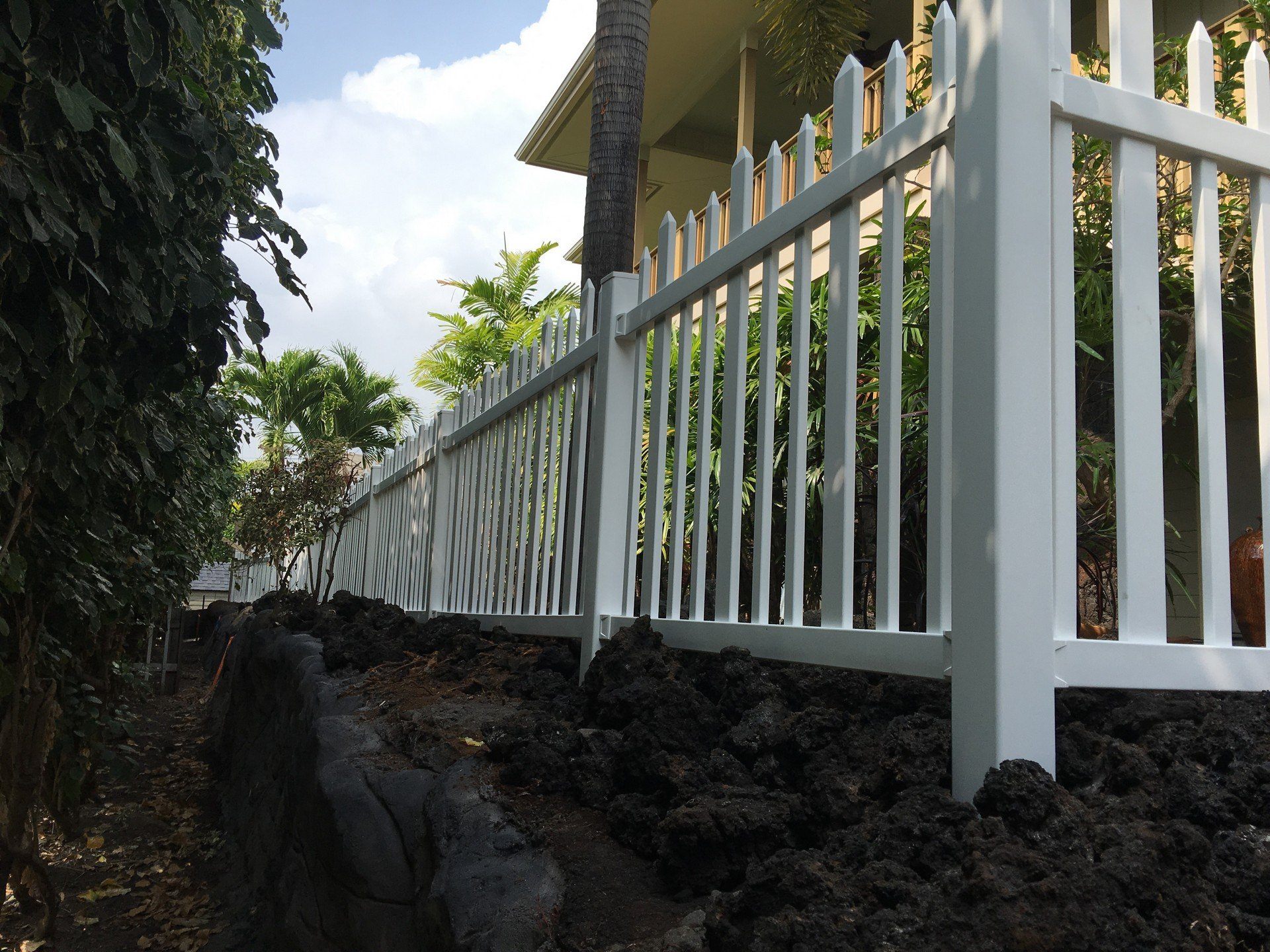 Completed custom vinyl fence installation. Picket fence near Kailua-Kona.