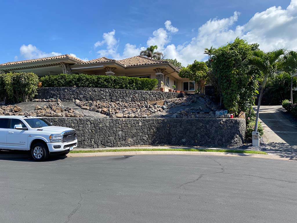 Kona hedge installation being provided by hawaii landscaper.
