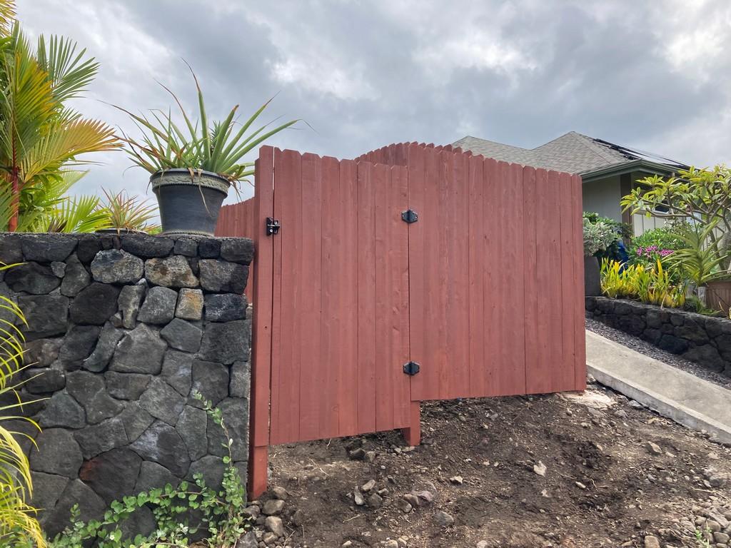 This image shows the completed fence. Painting wooden fences in Hawaii is extremely important due to the tropical island climate.